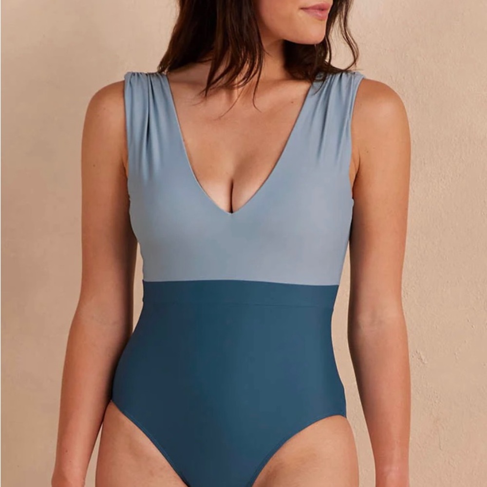 Summersalt Ruched Backflip women’s one piece swimsuit, size 4